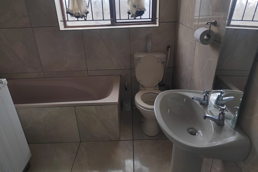 5 Bedroom Property for Sale in Lentegeur Western Cape